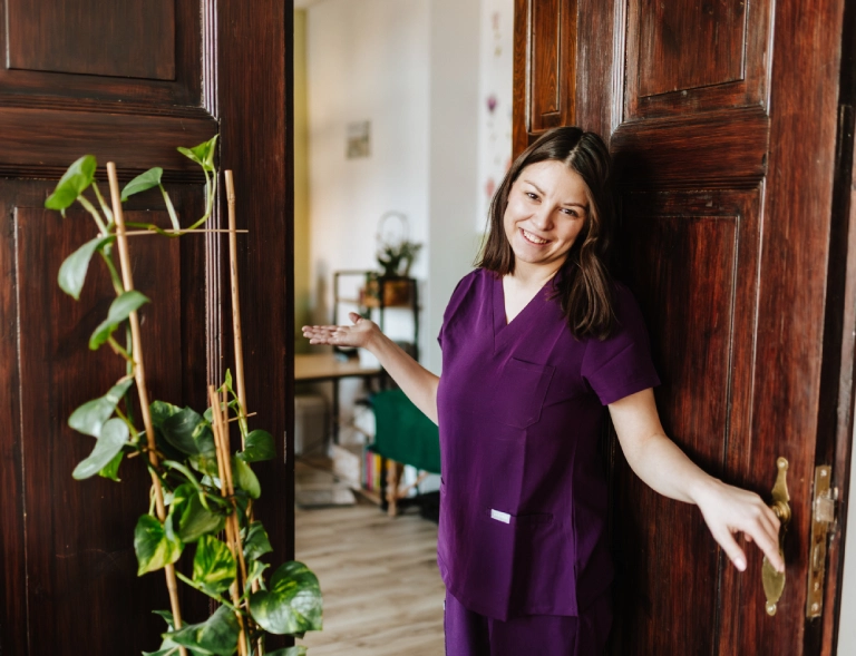 kobieta w&nbsp;drzwiach