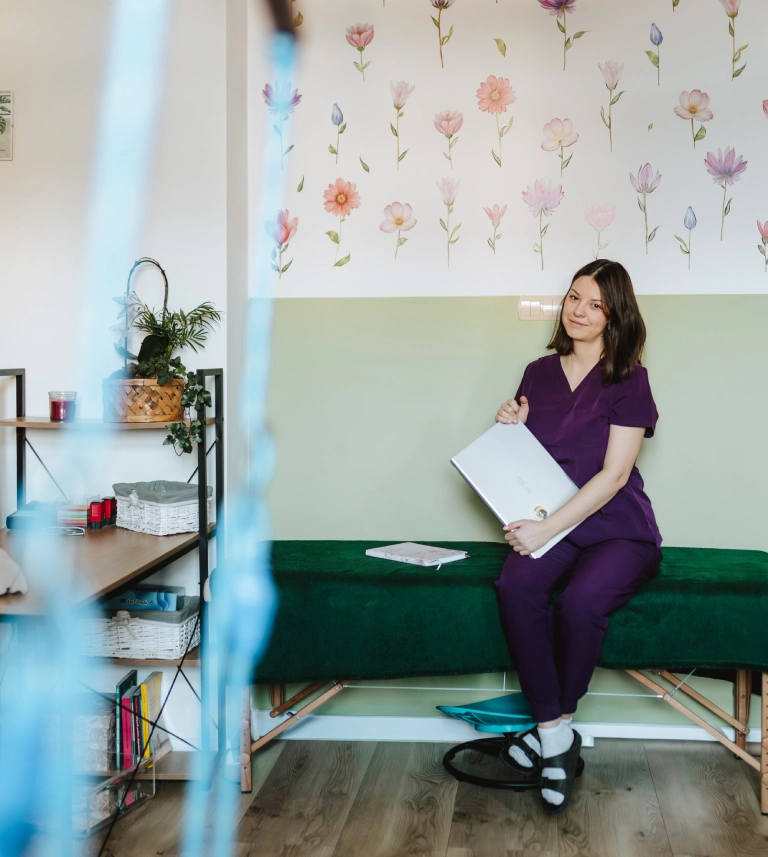 kobieta w&nbsp;fioletowym uniformie