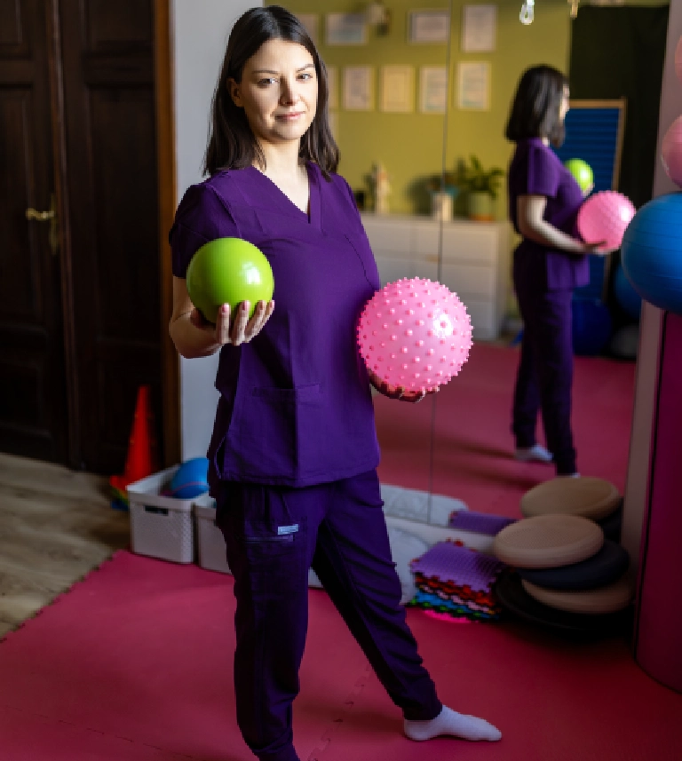 kobieta z&nbsp;piłkami