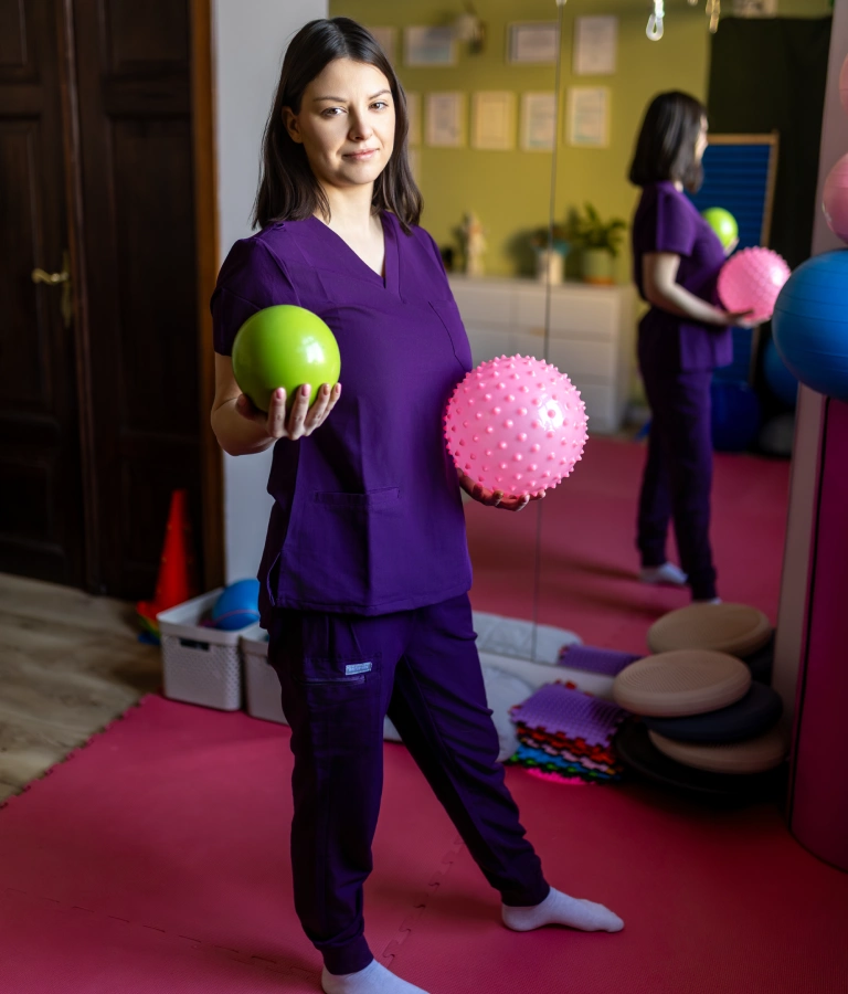 kobieta z&nbsp;zieloną i&nbsp;różową piłką