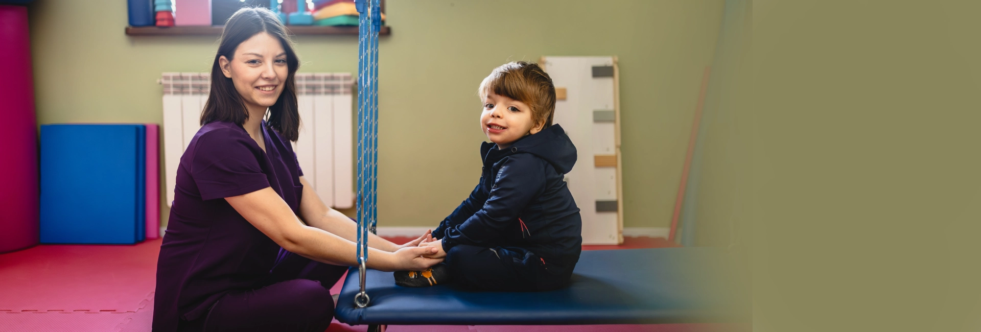 dziewczynka trzyma ręce na buzi